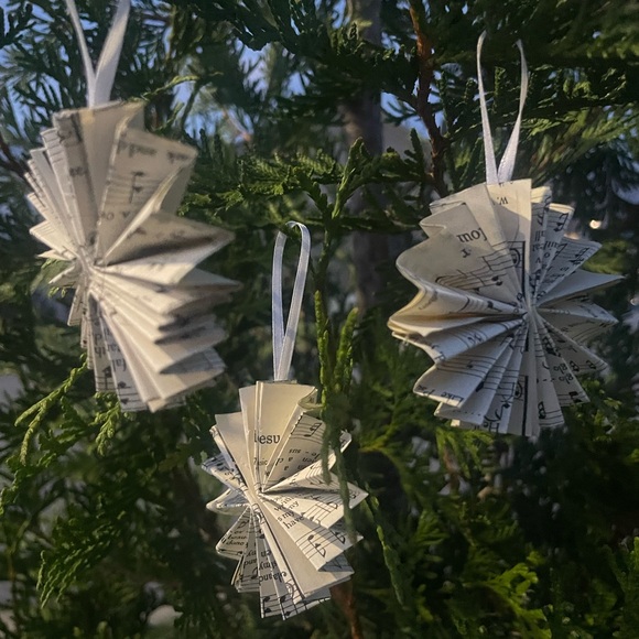 Mini Hymnal Ornament Set of 4 - Picture 7 of 8